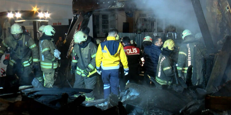 Beyoğlu'nda 2 katlı ahşap bina alev alev yandı