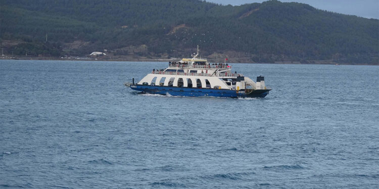 Fırtına nedeniyle Gökçeada'da feribot seferleri iptal edildi