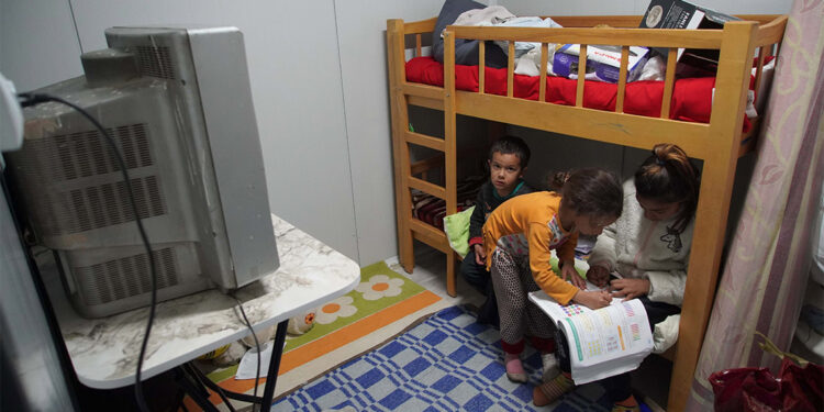 'Göl Mahalle'de 21 aile konteynerlere yerleştirildi