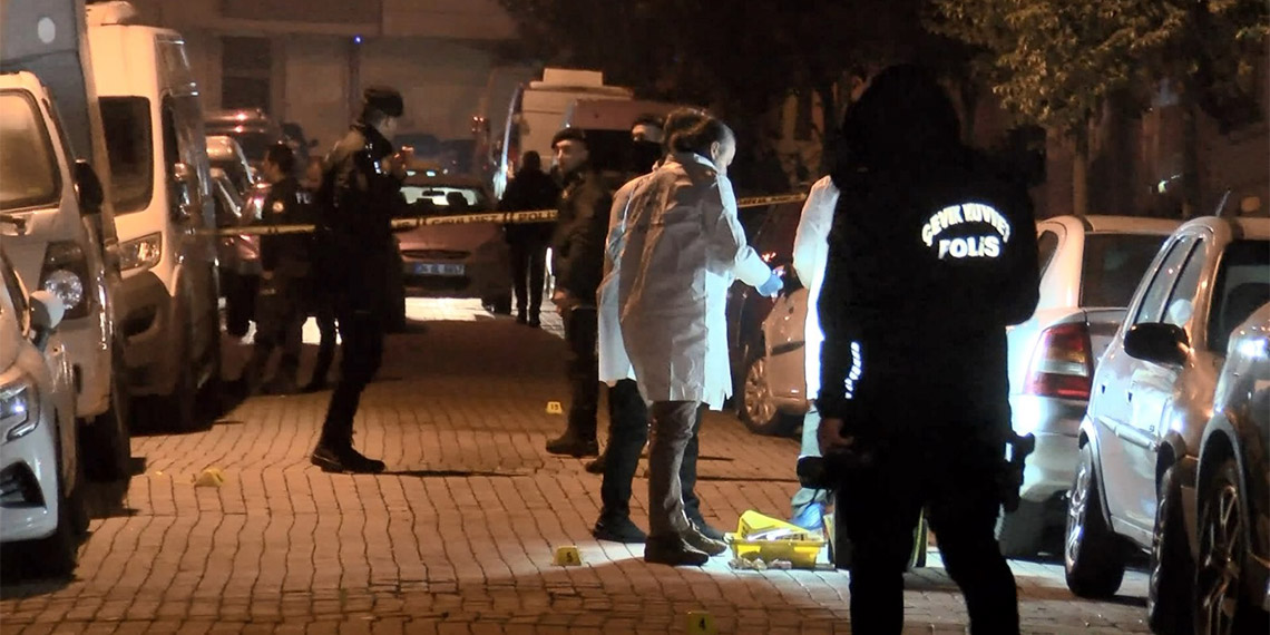 Güngören'de silahlı çatışmada açılan ateş sonucu bir kişi hayatını kaybederken 3 kişi yaralandı. Polis, olay sonrası üzerinde 2 tabanca bulunan bir şüpheliyi gözaltına alırken, kaçan şüphelileri yakalamak için çalışma başlattı.