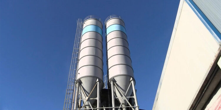 Hadımköy'de işçi beton mikserine düştü