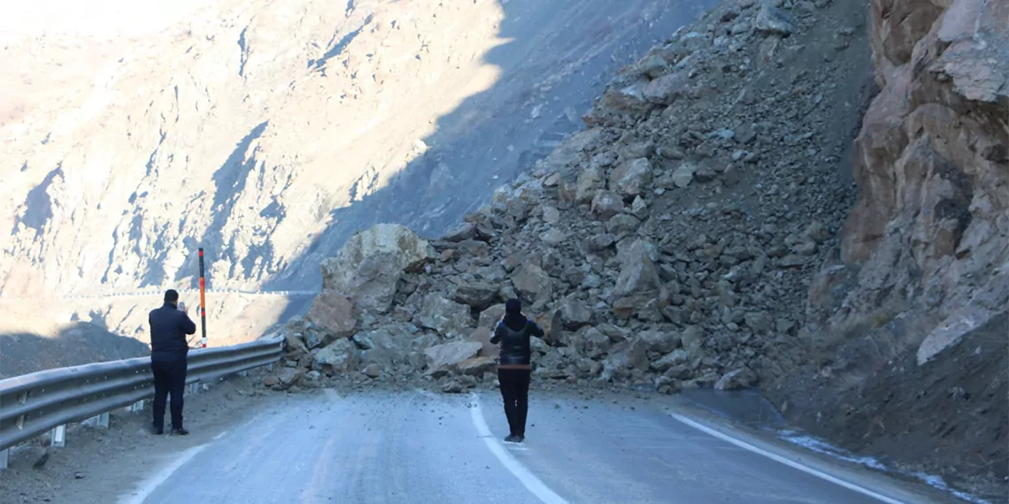 Hakkari-van kara yolunda heyelan sonucu yamaçtan kopan parçalar, seyir halindeki kamyonete düştü; araçtaki 3 kişi yaralandı.