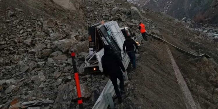 Hakkari-Van kara yolunda heyelan