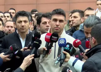 Hakemler Meler'in yanında