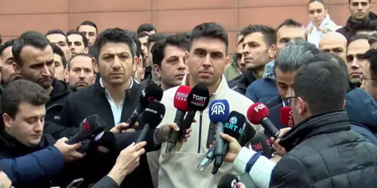 Hakemler Meler'in yanında