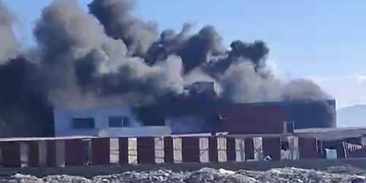 Hatay'da büro malzemeleri üreten atölyede yangın