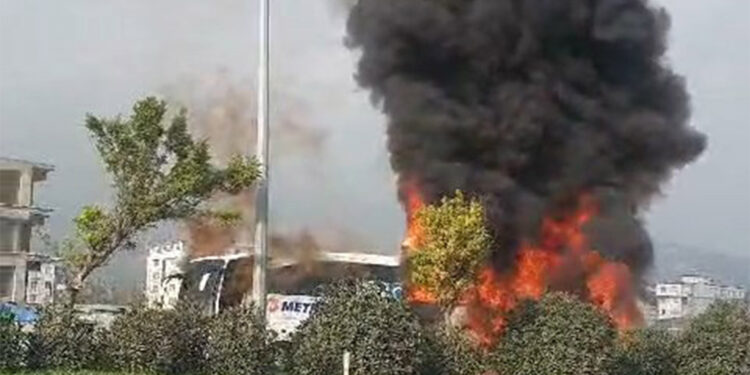 Hatay'da seyir halindeki yolcu otobüsü yandı