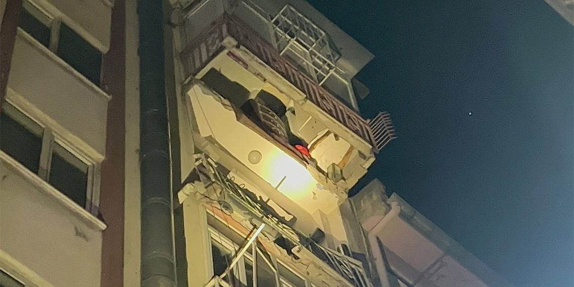 Çöken balkon zemininin altında can verdi