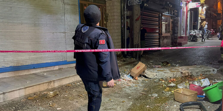 Çöken balkon zemininin altında can verdi