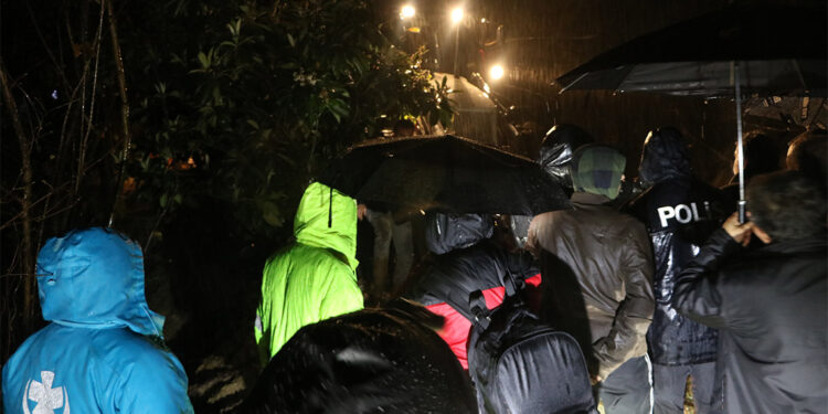 Heyelan altında kalan ev yıkıldı; anne ve oğlu toprak altında kaldı