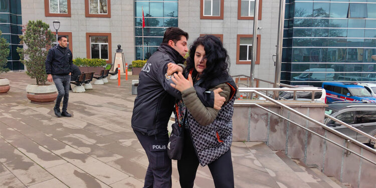 Hırsızlıktan tutuklandı; kendisini görüntüleyen gazetecilere saldırdı