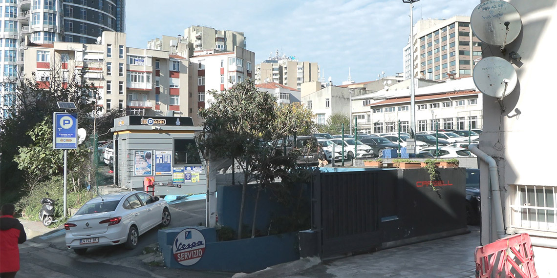 İstanbul Büyükşehir Belediyesi'ne ait 2 bin 882 metrekarelik, İSPARK açık otoparkının da aktif olarak hizmet verdiği Beşiktaş'ta bulunan arsa satıldı.