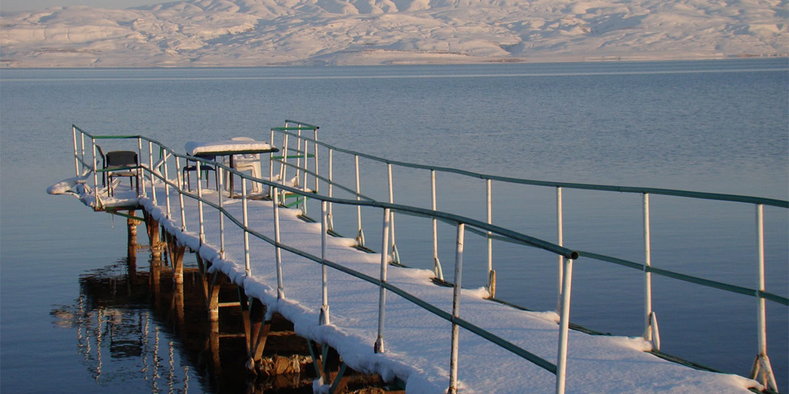 Dünyanın en büyük sodalı gölü, Türkiye'nin ise en büyük gölü olma özelliğine sahip 1700 metre rakımdaki 3 bin 712 kilometrekarelik Van Gölü'nde yaşanan çekilmeyi, son yıllarda çekilen fotoğraf kareleri net olarak ortaya koydu.