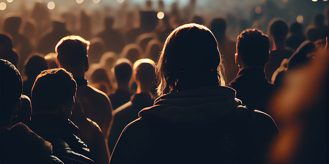 Etrafında yüzlerce insan var. Her tarafın insanlarla çevrili ve sen onlarla yaşamak zorundasın. Kaçma şansın yok ve sen insan sevmiyorsun. Biran önce kendini hapsetmeye başla o zaman çünkü sende etten kemikten bir insansın, onlardansın.