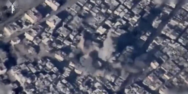 Gazze Şeridi'nde 400'den fazla hedef vuruldu