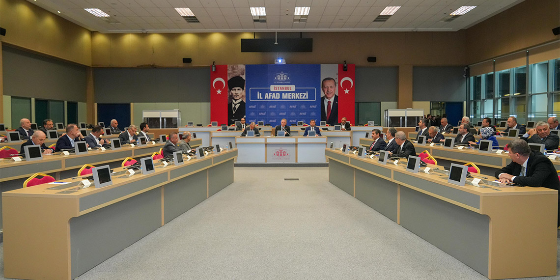 Resmi kurumların il ve ilçe müdürleri, ilçe belediye başkanlarıyla değerlendirme toplantısında bir araya gelen İstanbul Valisi Davut Gül'den artan ekmek fiyatlarına tepki.