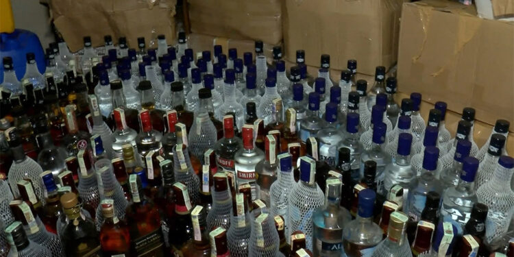 Kartal'da 7 bin 250 litre sahte içki ele geçirildi
