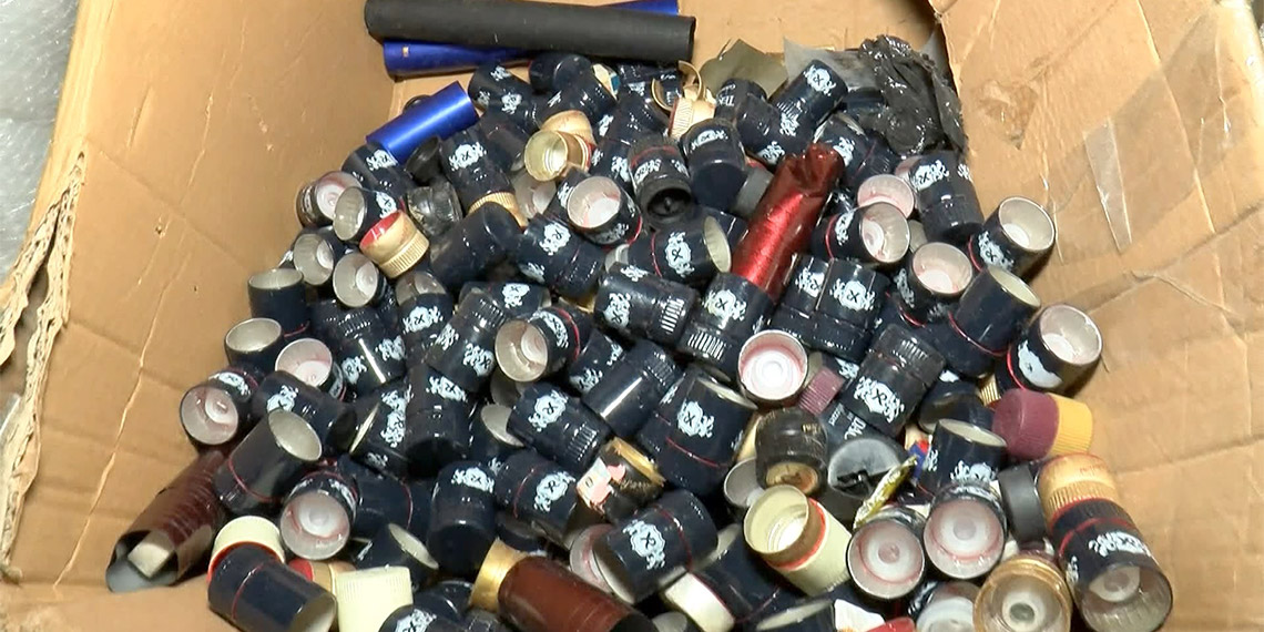 Kartal'da, İl Jandarma Komutanlığı ekipleri tarafından yılbaşı öncesi düzenlenen sahte içki operasyonunda, bir apartmanın bodrum katında 7 bin 250 litre sahte içki ele geçirildi.