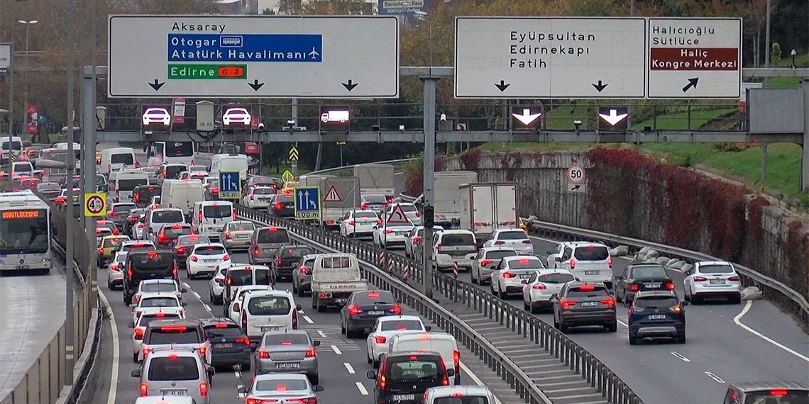 İstanbul'da trafik yoğunluğundaki artış dikkat çekiyor. İBB verilerine göre Ağustos ayında hafta içi 07:00-09:00 saatleri arasında yüzde 37 olarak ölçülen trafik yoğunluğu Kasım ayında aynı saat diliminde yüzde 56 ortalamaya yükseldi.