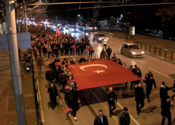 Terör saldırılarında şehit olan 12 asker için yürüyüş