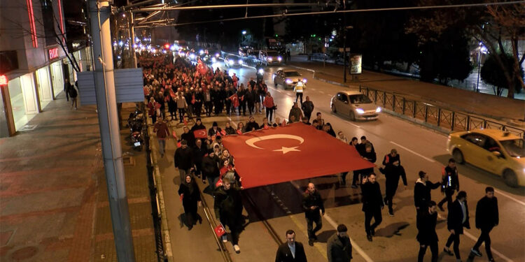 Terör saldırılarında şehit olan 12 asker için yürüyüş