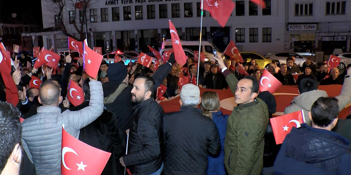 Terör saldırılarında şehit olan 12 asker için yürüyüş