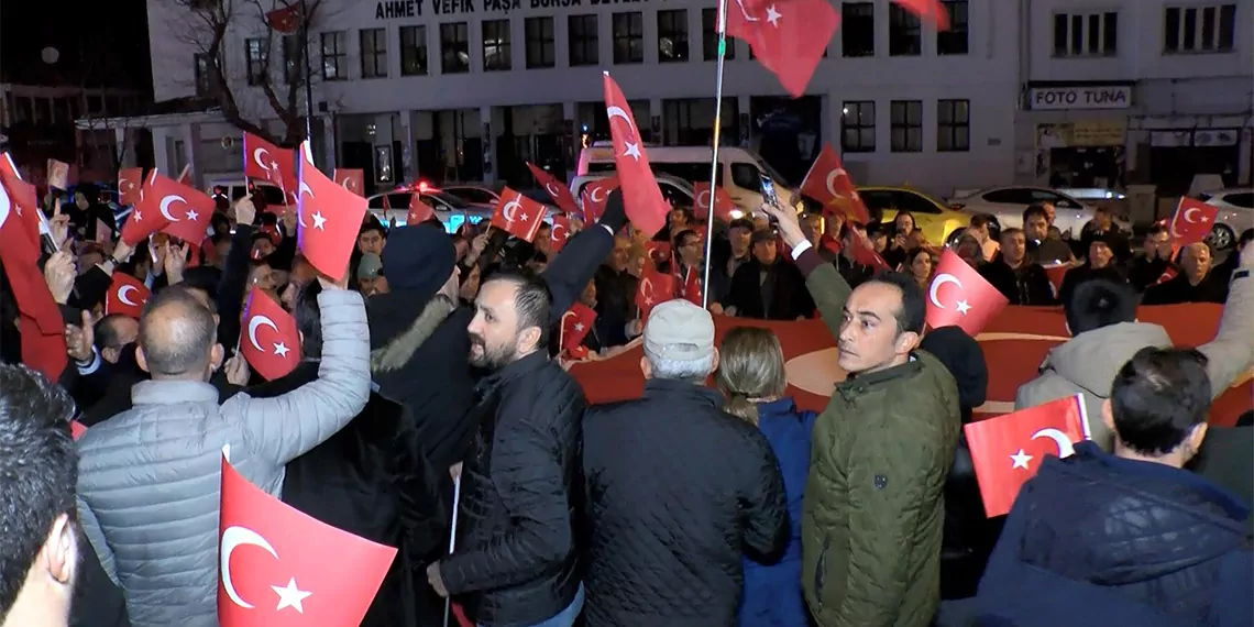 Terör saldırılarında şehit olan 12 asker için yürüyüş