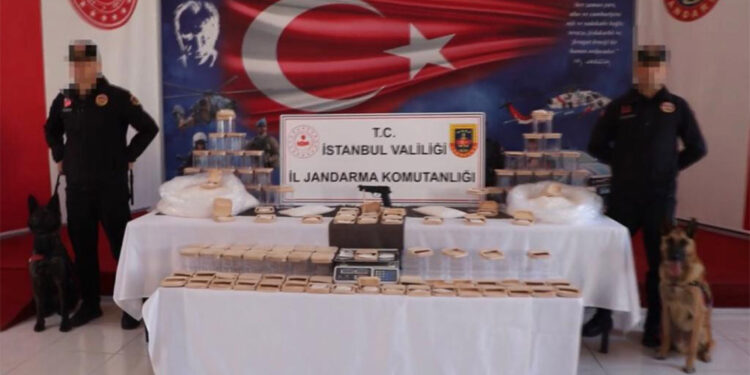 Jandarma ekipleri Başakşehir'de 38 kilogram metamfetamin ele geçirdi