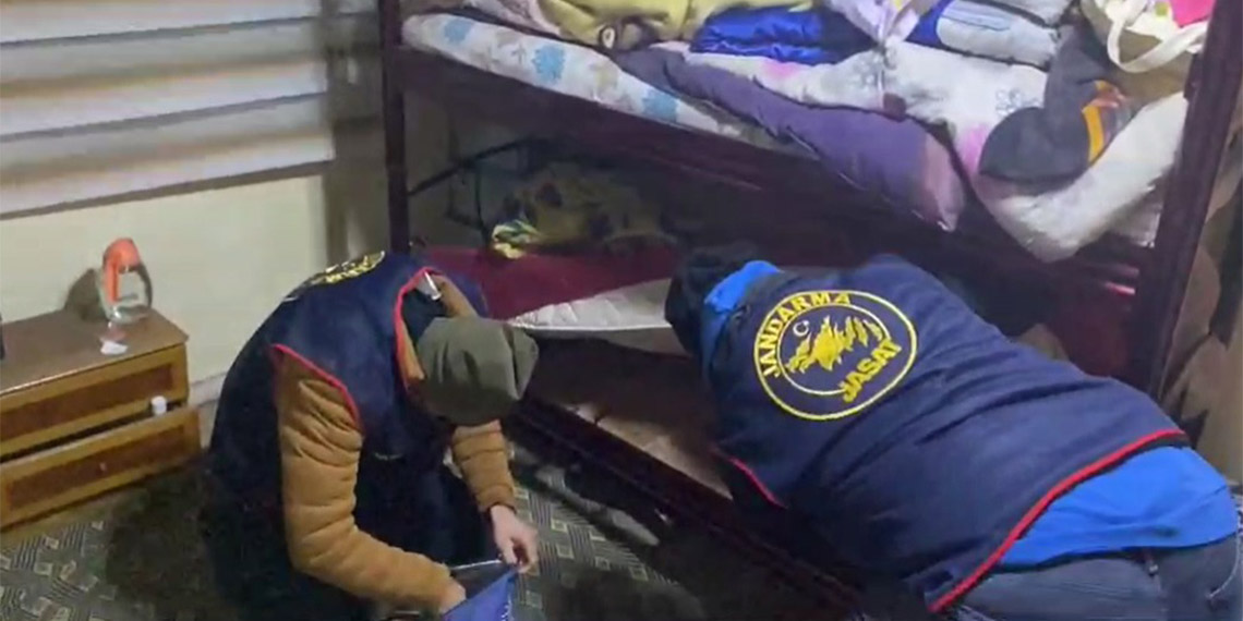 Kars'ta, Jandarma Suç Araştırma Timi’nin (JASAT), hayvan hırsızlığı yapan organize suç örgütüne yönelik düzenlediği operasyonda 6 kişi gözaltına alındı. Şüphelilerden 4'ü tutuklandı.