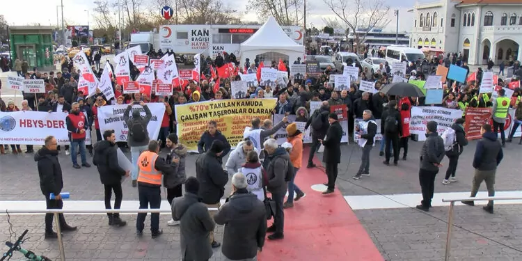 Kadıköy'de kadro isteyen işçiler eylem yaptı