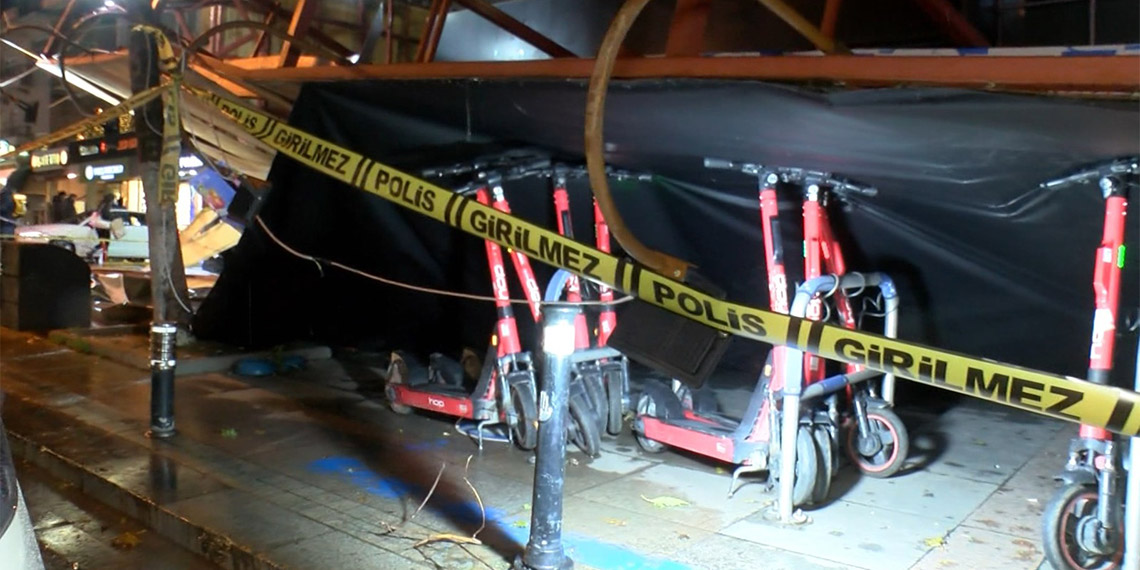 Kadıköy'de fırtına; inşaat paneli kaldırıma devrildi