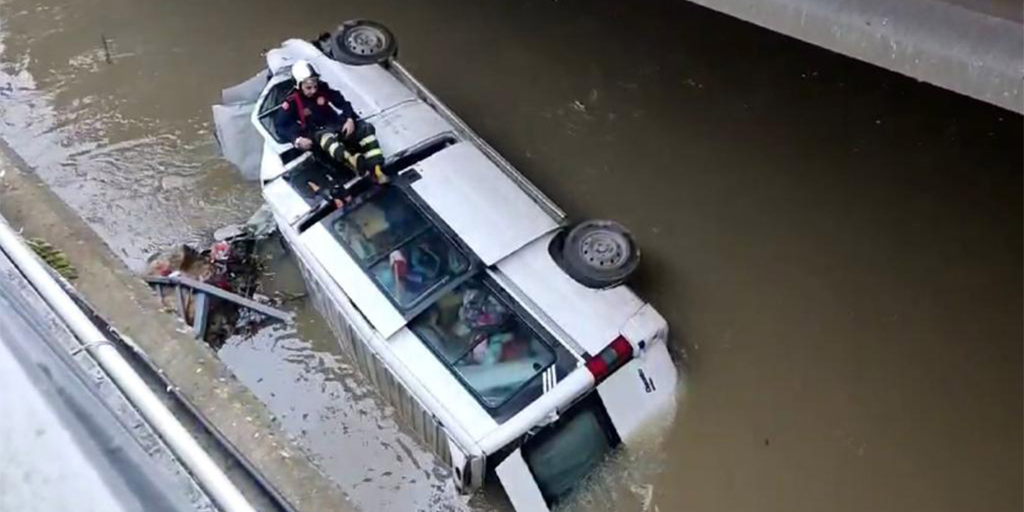 Çaya devrilen minibüsün sürücüsü kurtarıldı