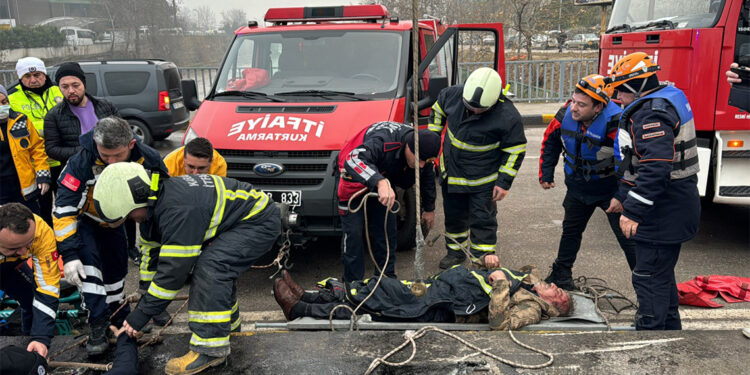 Çaya devrilen minibüsün sürücüsü kurtarıldı