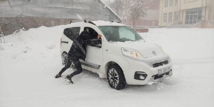 Karlıova'da eğitime bir gün ara verildi
