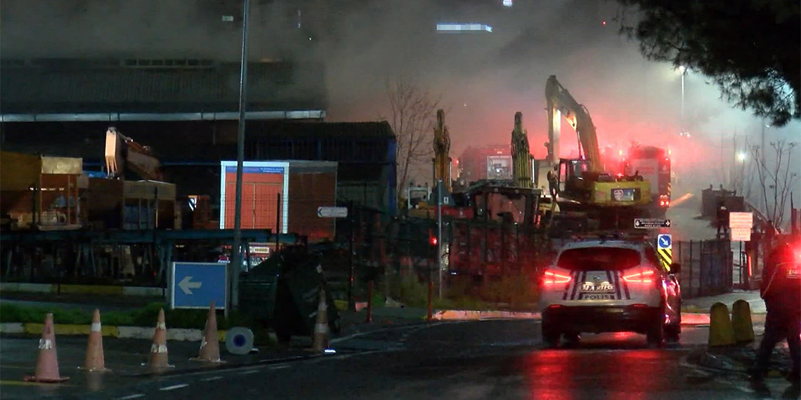 Kartal'da İBB'nin ikmal deposunda yangın