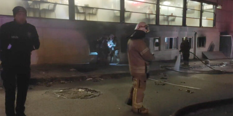 Kartal'da plastik enjeksiyon üretimi yapan iş yerinde yangın