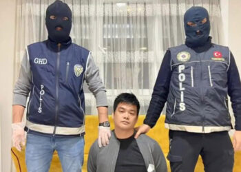 Kırmızı Bülten ile aranan 2 kişi yakalandı
