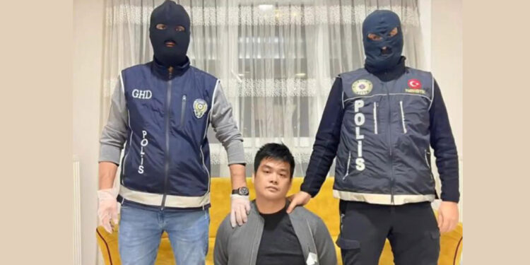 Kırmızı Bülten ile aranan 2 kişi yakalandı