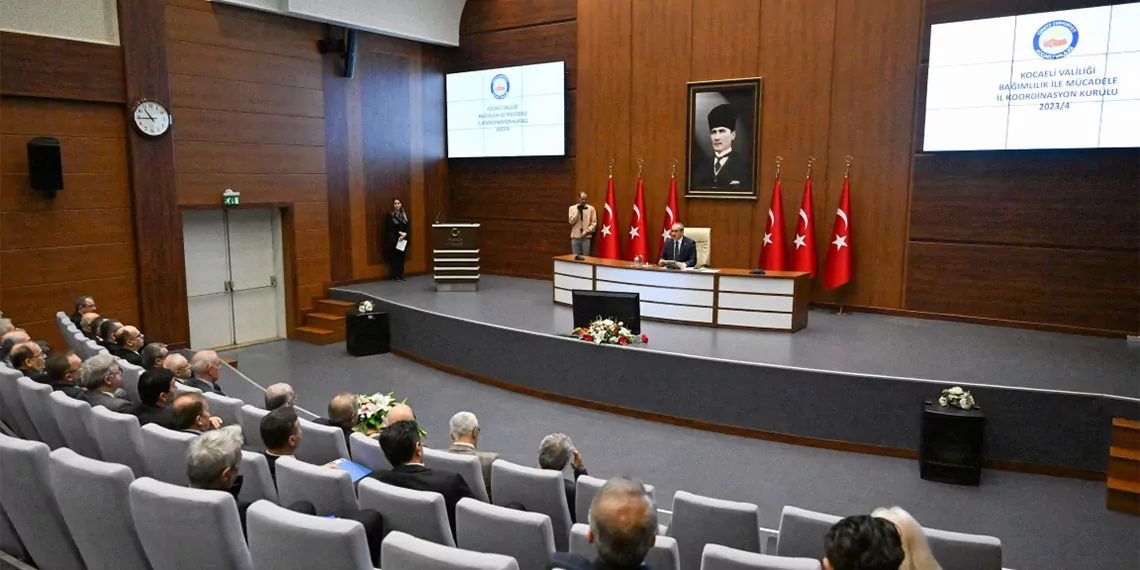 Kocaeli valisi seddar yavuz, "bu ülkede makam sahibi olmak istiyorsanız, önce ay yıldızlı al bayrağı tanıyacaksınız" dedi.