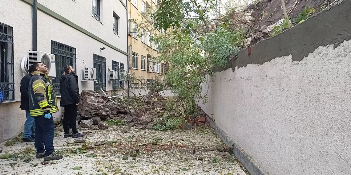 Kocaeli'de istinat duvarı çöktü; çökmenin üst kotta oluşturduğu tehlike nedeniyle ekipler tarafından 23 daire ile 6 iş yerinin boşaltılmasına karar verildi.