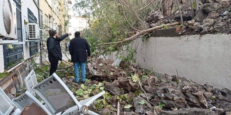 Kocaeli'de istinat duvarı çöktü; boşaltıldı