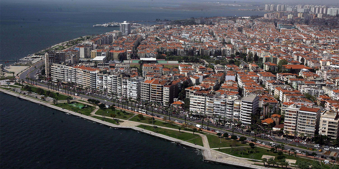 Alaçatı Turizm Derneği Yönetim Kurulu Başkanı Kerem Ünsal, konutların turizm amaçlı kiralanmasında kayıt dışılık nedeniyle ortaya çıkan haksız rekabetin, güvenlik sorununun ve kaçak faaliyetlerin önüne geçileceğini söyledi.