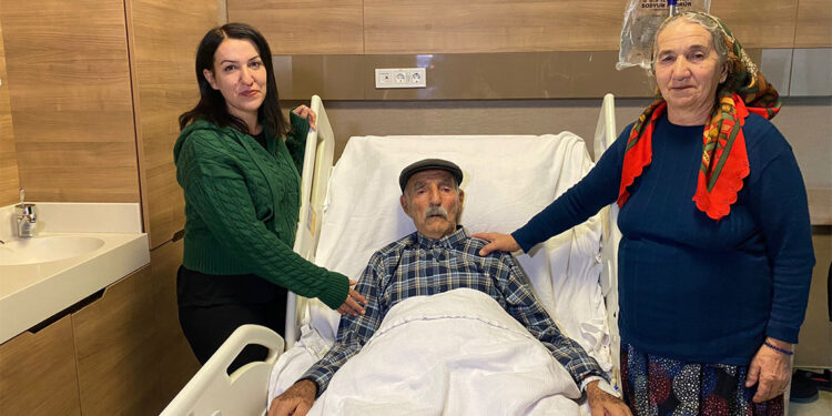 Mesanesinde oluşan 8 santimetrelik taştan ameliyatla kurtuldu