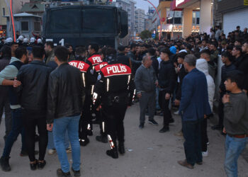 Kur'an-ı Kerim yırtarak küfreden şahsı polis linçten kurtardı