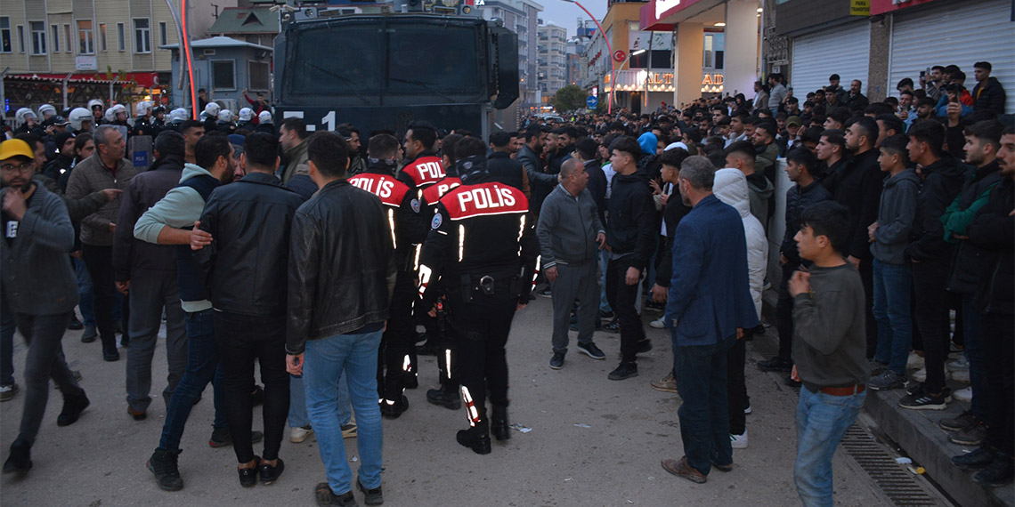 Kur'an-ı Kerim yırtarak küfreden şahsı polis linçten kurtardı