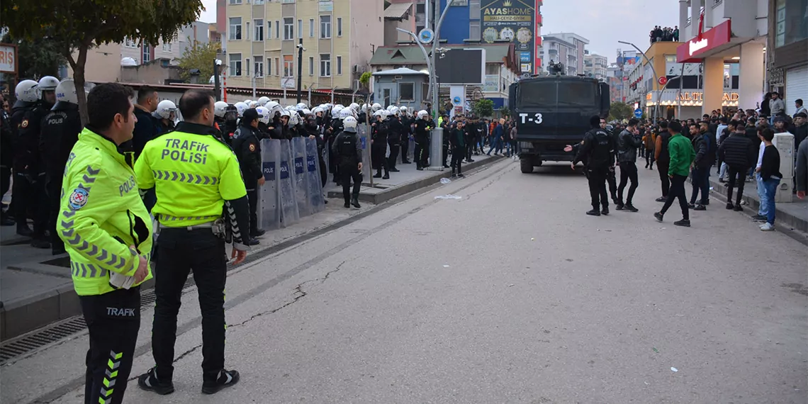 Şırnak’ın silopi ilçesinde, kaymakamlık binası önünde eline aldığı kur'an-ı kerim yırtarak küfreden i̇. B.  (34), çevredekiler tarafından linç edilmek istendi. İ. B. 'yi linçten polis kurtardı.