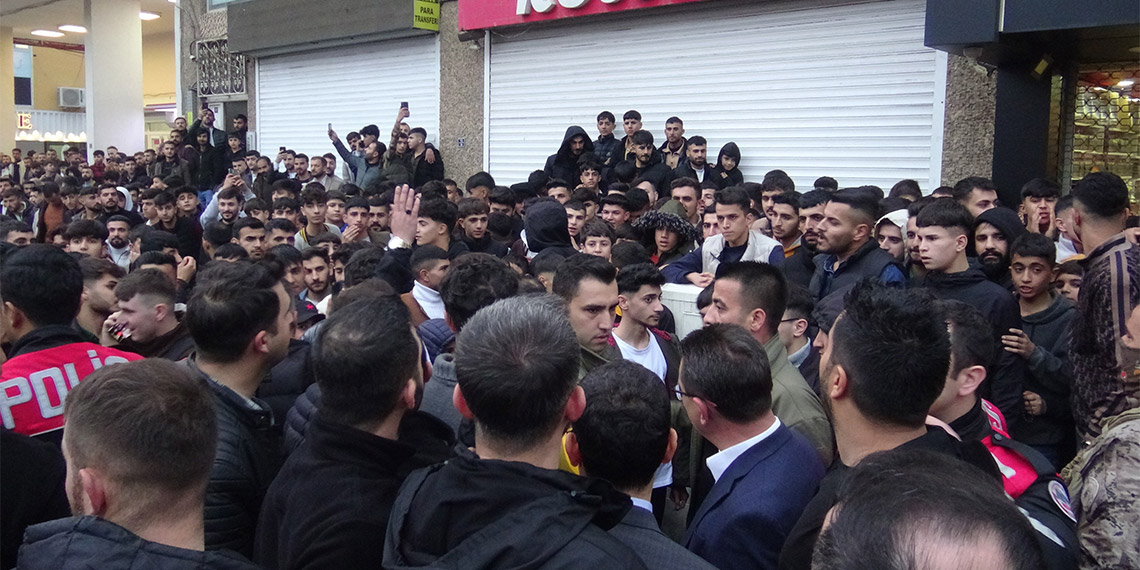 Kur'an-ı Kerim yırtarak küfreden şahsı polis linçten kurtardı