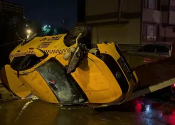 Maltepe'de seyir halindeki taksi, direğe çarparak devrildi