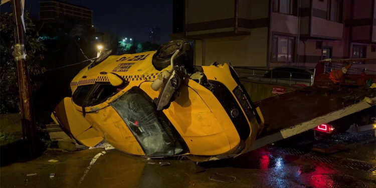 Maltepe'de seyir halindeki taksi, direğe çarparak devrildi