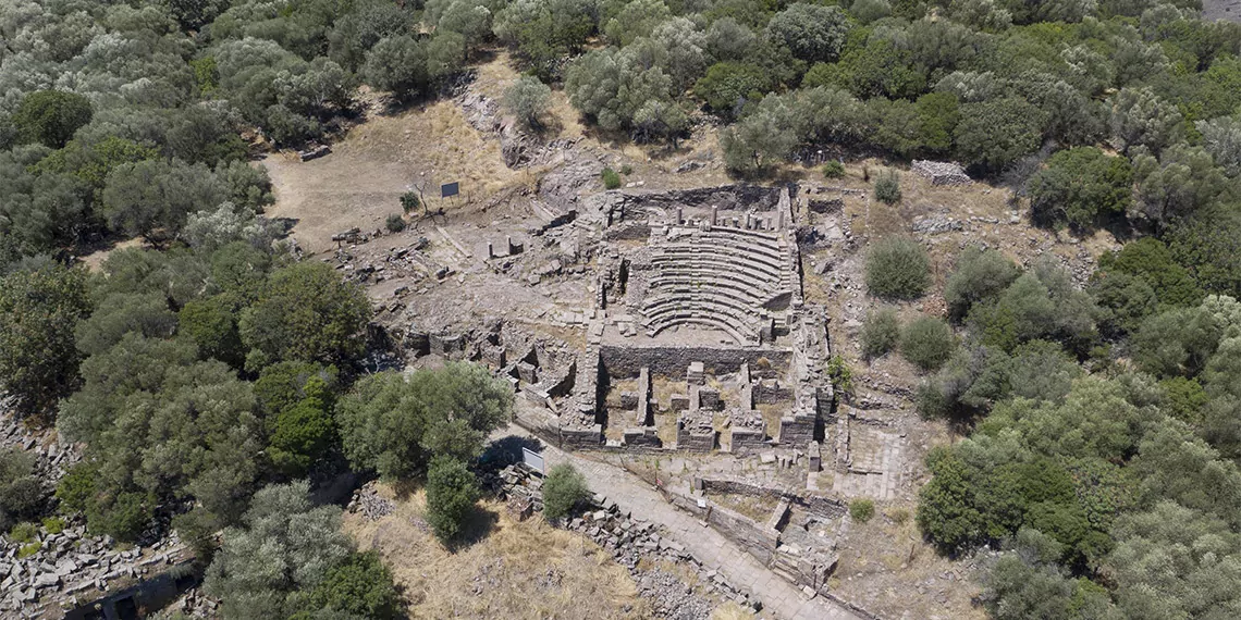 Batı anadolu'da kurulan 12 aiol kenti'nden biri olan, manisa'da 1900 yıllık antik yol ortaya çıkarıldı. Athena caddesi dronla görüntülendi.